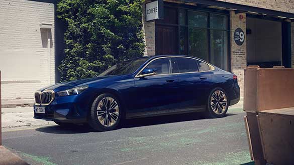 BMW serii 5 na ulicy.