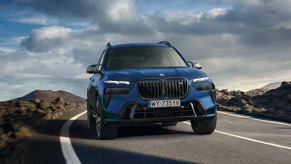 BMW X7 w trakcie jazdy.