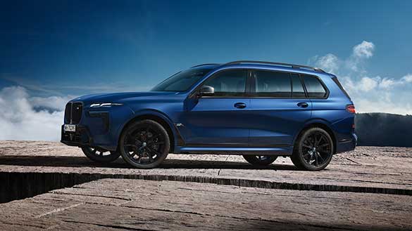 BMW X7 w trakcie jazdy.